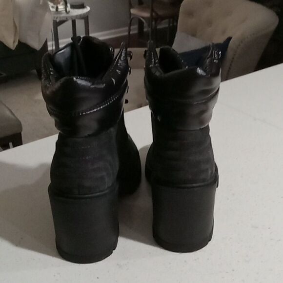 Marc Fisher Velima lace up bootie. Gray suede with puffy collar. Size 6 NWT - Picture 4 of 5